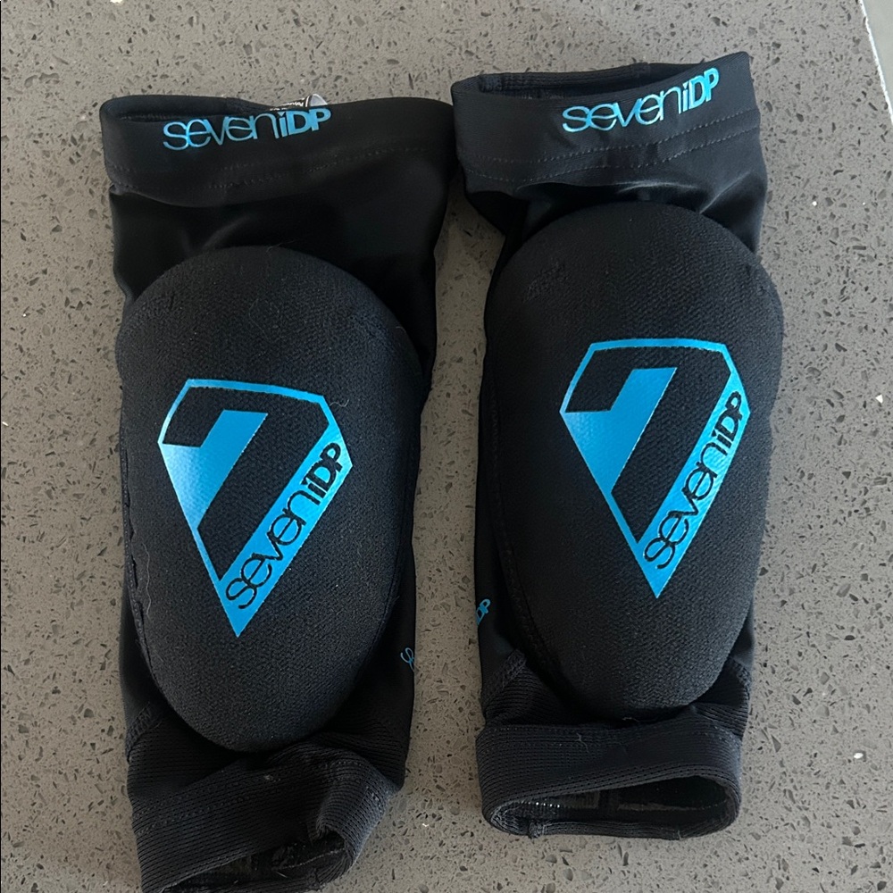 Seven iDP Black and Blue Knee Pads